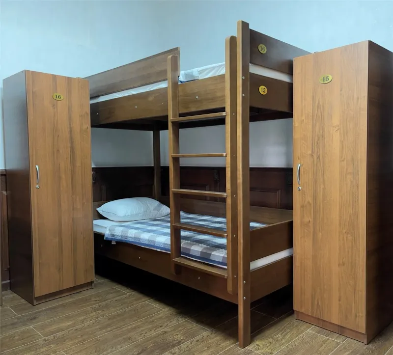 Номер 3. Кровать в общем 8 местном мужском номере — фото 1