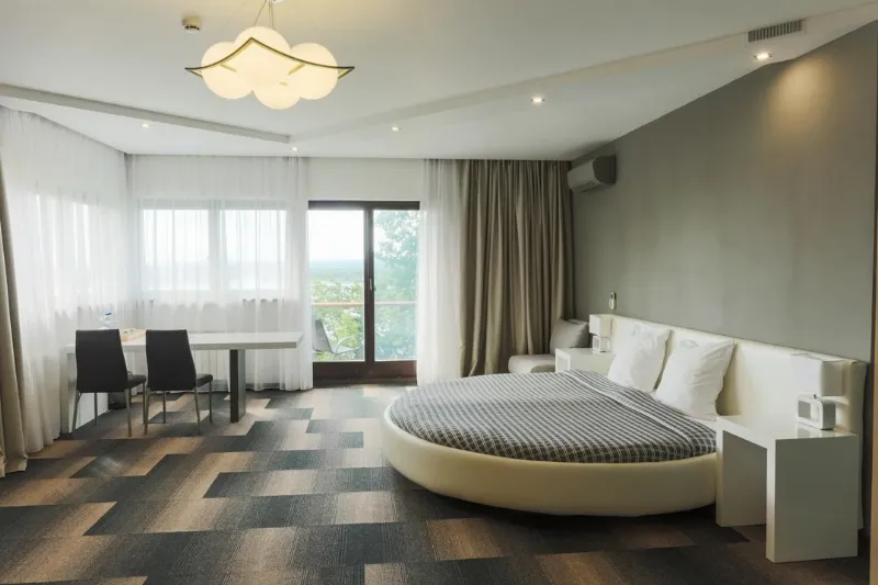 2-х местный Люкс с кроватью King Size и гидромассажной ванной №11 — фото 1