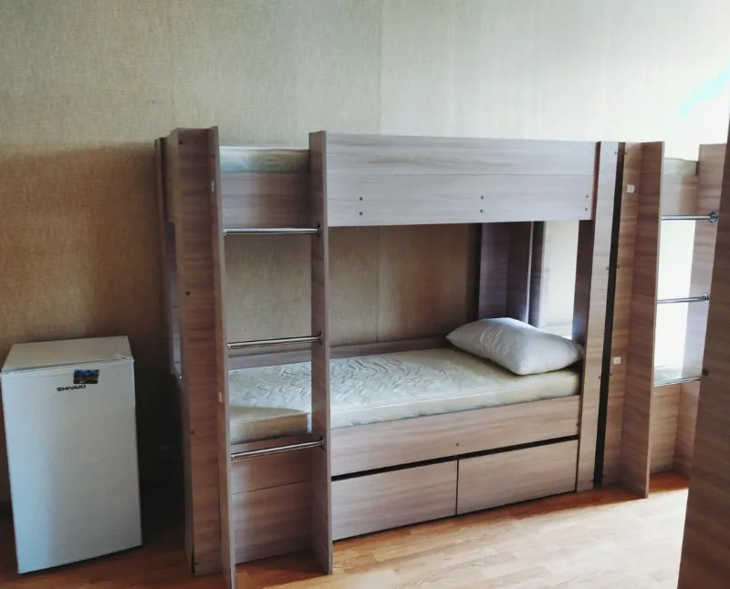 Кровать в 8-местном мужсеом номере с сан.узлом и душевой кабиной — фото 1